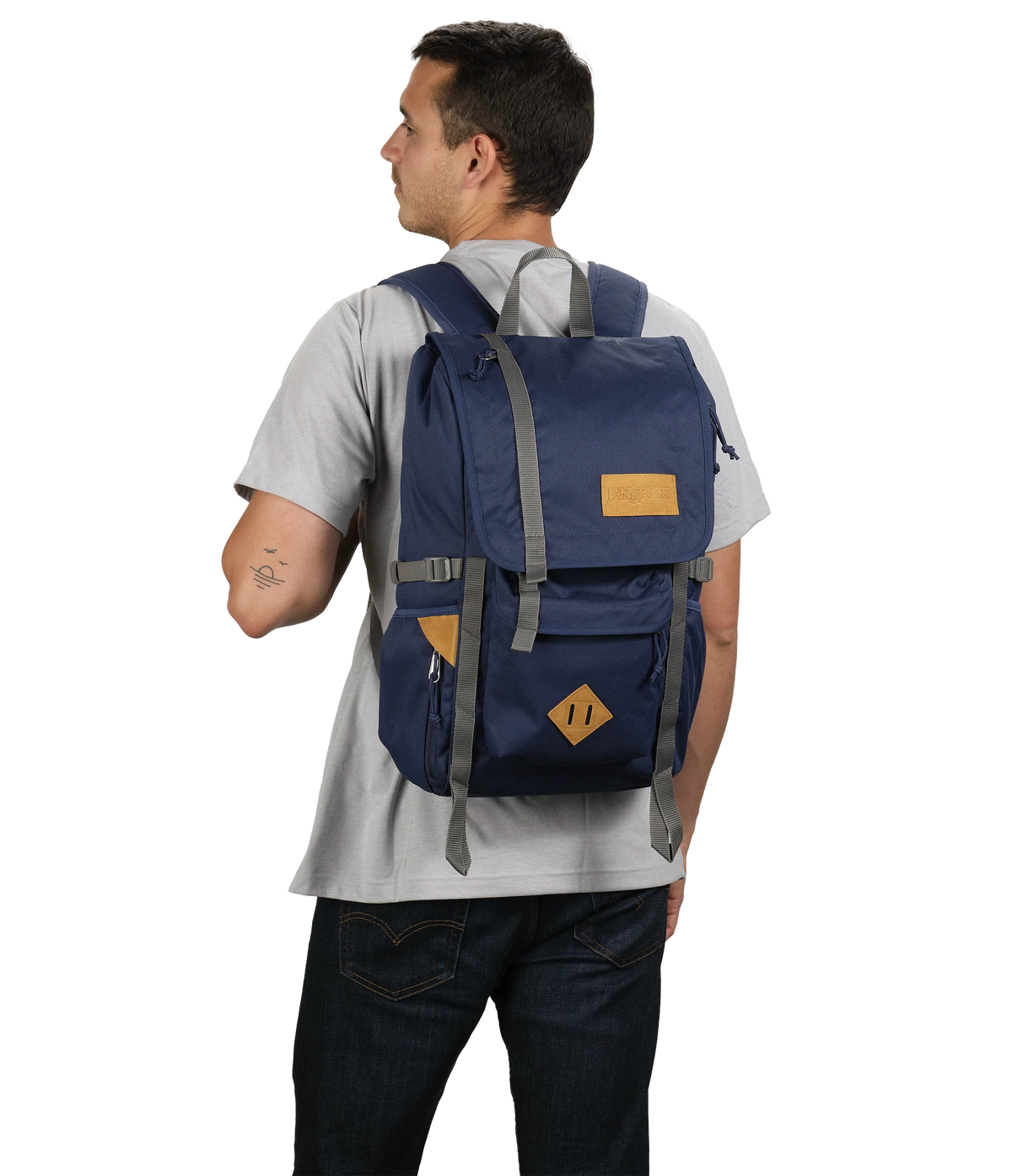 hatchet-backpack-x8 JS0A47J4003-MODEL.webp