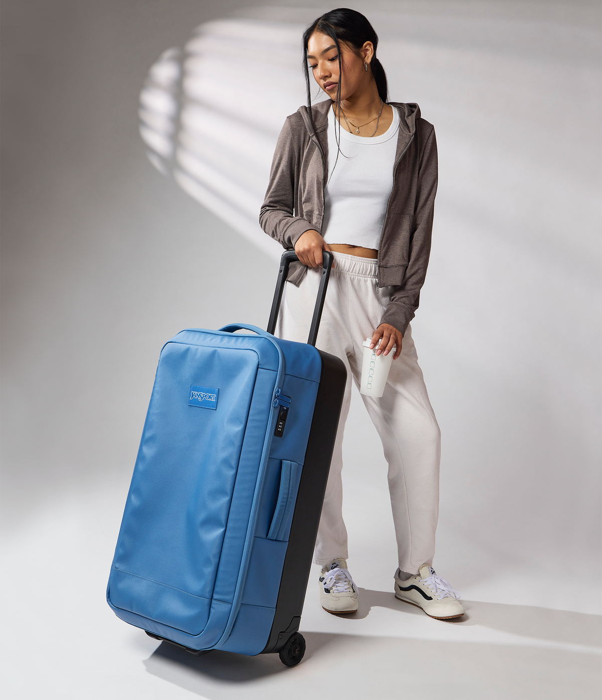 good-latitude-30-rolling-duffel-u1 JS0A86EOEW5-MODEL.png