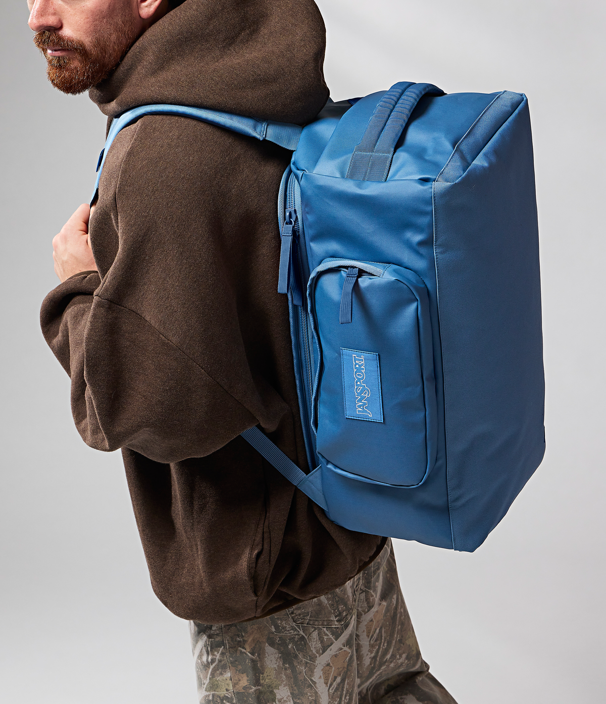 convertible-duffel-toiletry-bag-elemental-blue-set-x9 JS0A8E8EEW5-MODEL.png